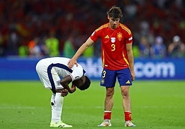 Le Normand consuela a Bukayo Saka durante la final de la Eurocopa