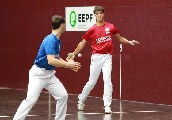 Unax Ibarzabal suelta la derecha ante la mirada de Eñaut Moto en el partido de cadetes de la final.