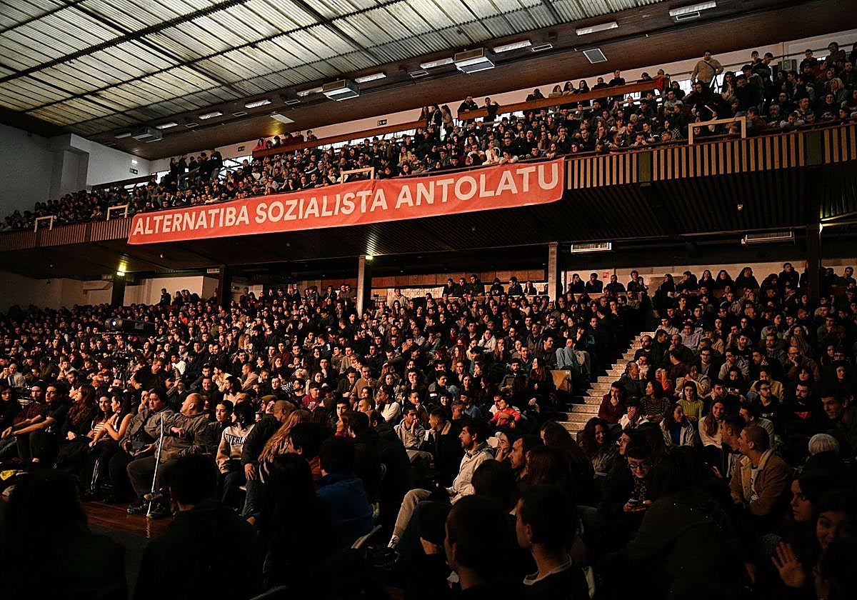 Las txosnas reavivan el pulso por el control del activismo social