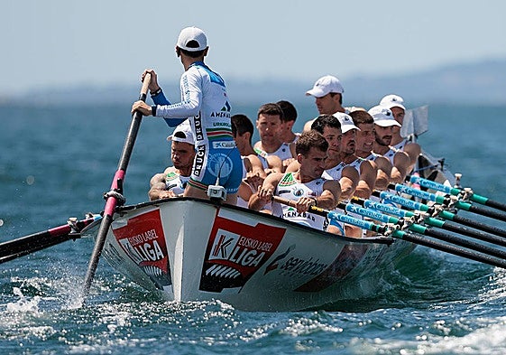 Arkaitz Díaz, patrón de la Donostiarra, guía a la Torrekua este domingo en la XXXIV Bandeira Concello de Boiro.