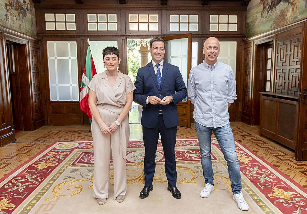 Pradales junto a a la coordinadora general de LAB, Garbiñe Aranburu, y Xabier Ugartemendia.