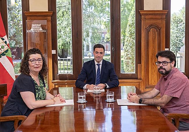 Loli García e Iñigo Garduño, de CC OO, sentados con el lehendakari en el centro.