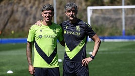 Javi López e Imanol Alguacil posan antes del entrenamiento de este martes