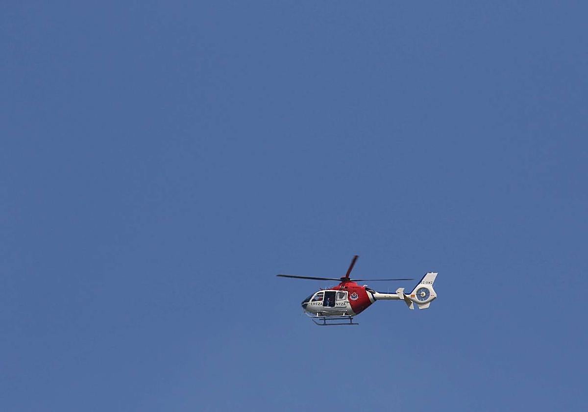 Imagen de archivo del helicóptero de la Ertzaintza.