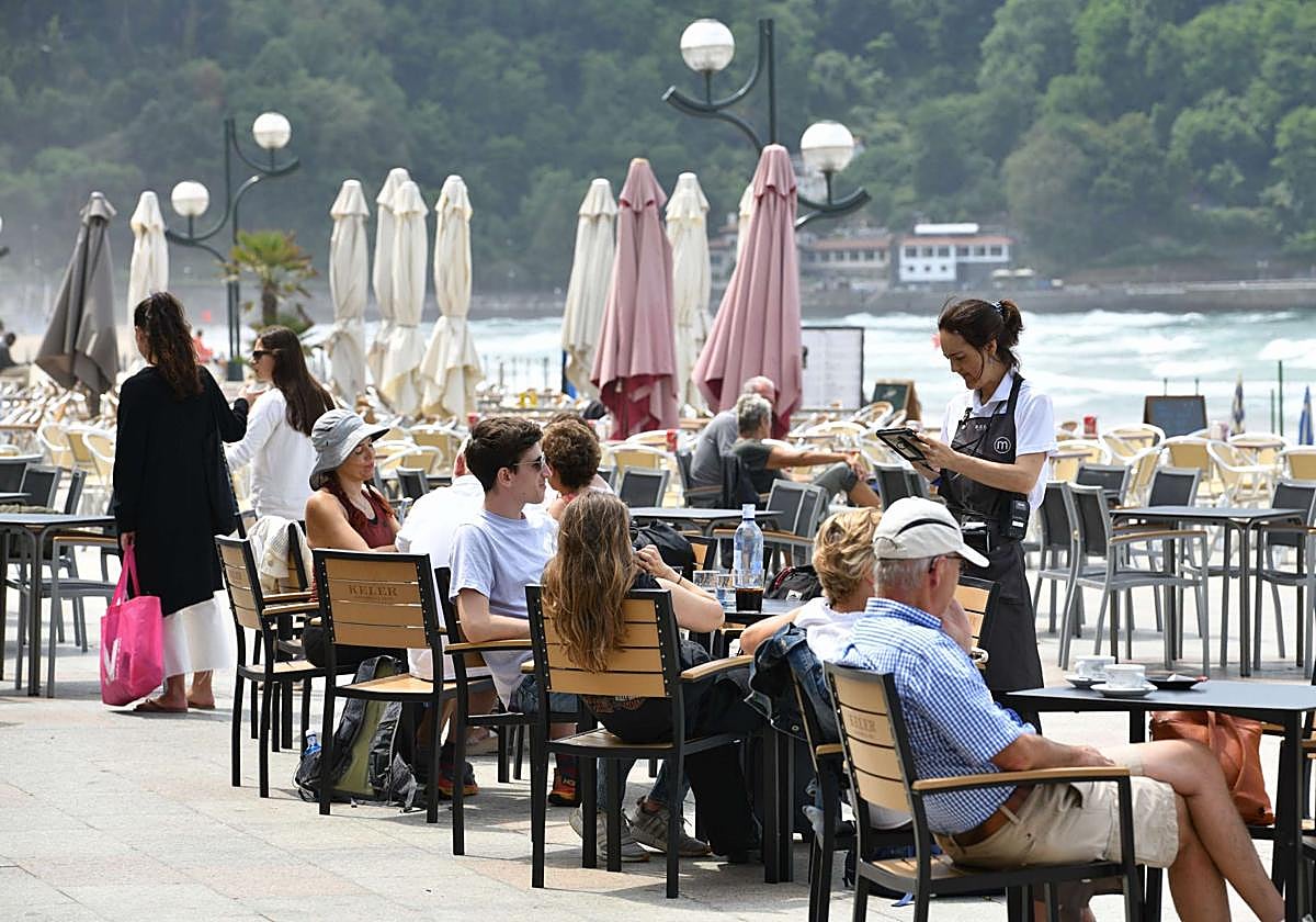 Terraza de un bar en el Malecón de Zarautz.