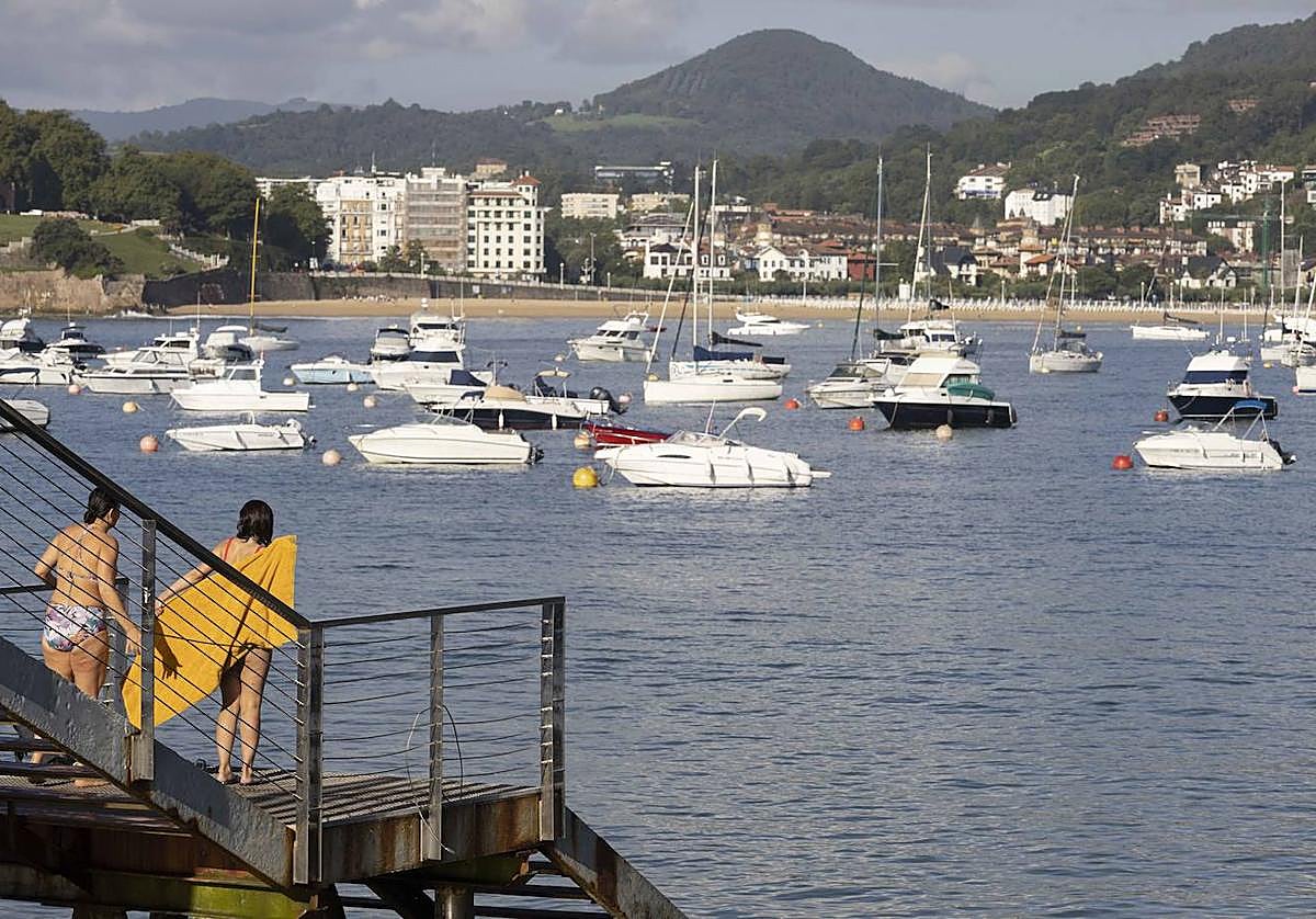 Dos chicas bañándose hoy en la playa de la Concha.