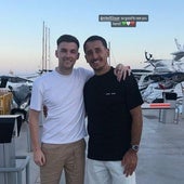 Mikel Oyarzabal y Kieran Tierney posan juntos de vacaciones