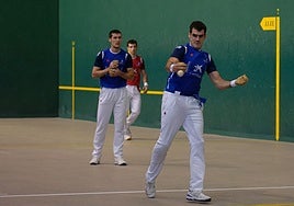 Ezkurdia golpea la pelota, con Rezusta y Martija al fondo.