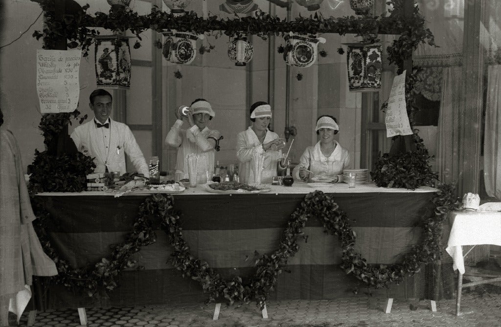 Perico Chicote y camareras del Gran Kursaal (1926).