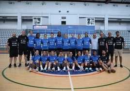 La plantilla del Super Amara Bera Bera antes del primer entrenamiento de la pretemporada en el pabellón Josean Gasca.