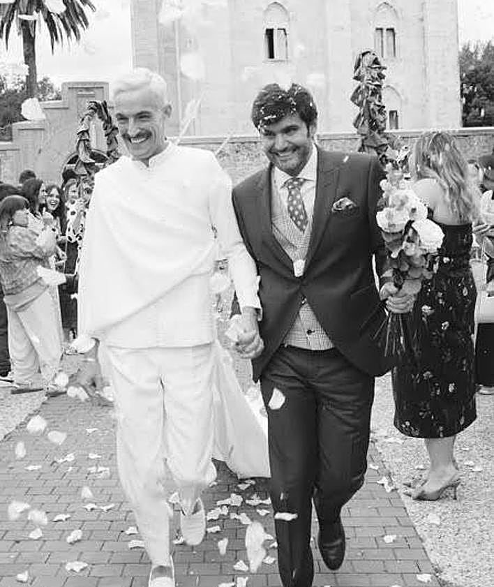 Imagen secundaria 2 - Ioritz Álvarez e Iñigo el día de su boda en el Castillo de Arteaga.