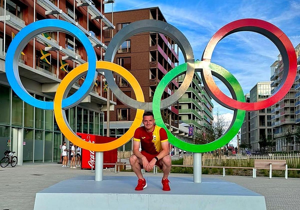 Sergio Gómez posa junto a los anillos olímpicos en la villa olímpica de París.
