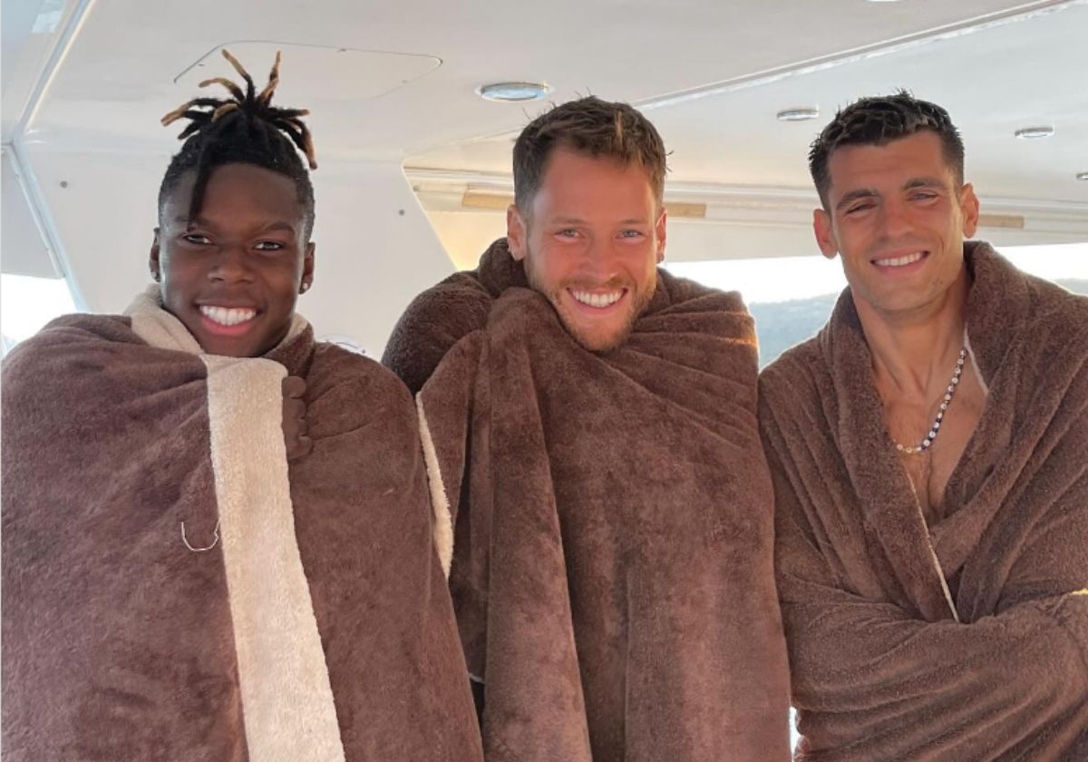 Alex Remiro junto a Nico Williams y Álvaro Morata durante sus vacaciones