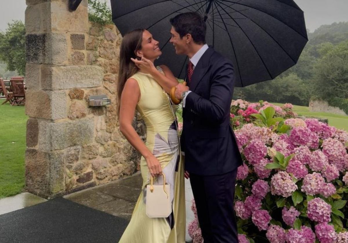 María Pombo junto a su marido Pablo Castellanos con un vestido de Juan Vidal en su última boda en San Vicente de la Barquera.