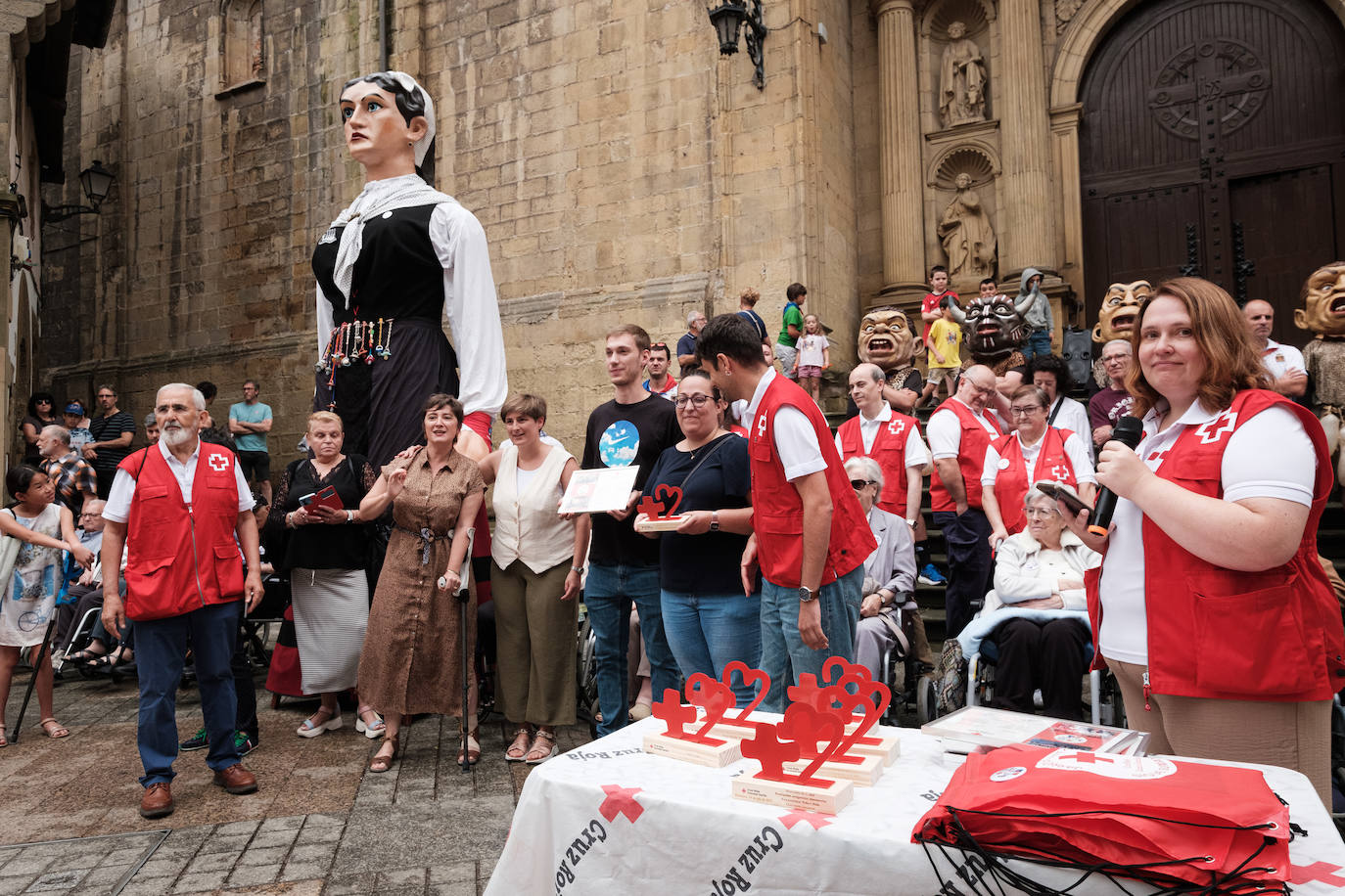 Pequeños y mayores disfrutan de las Madalenas de Errenteria