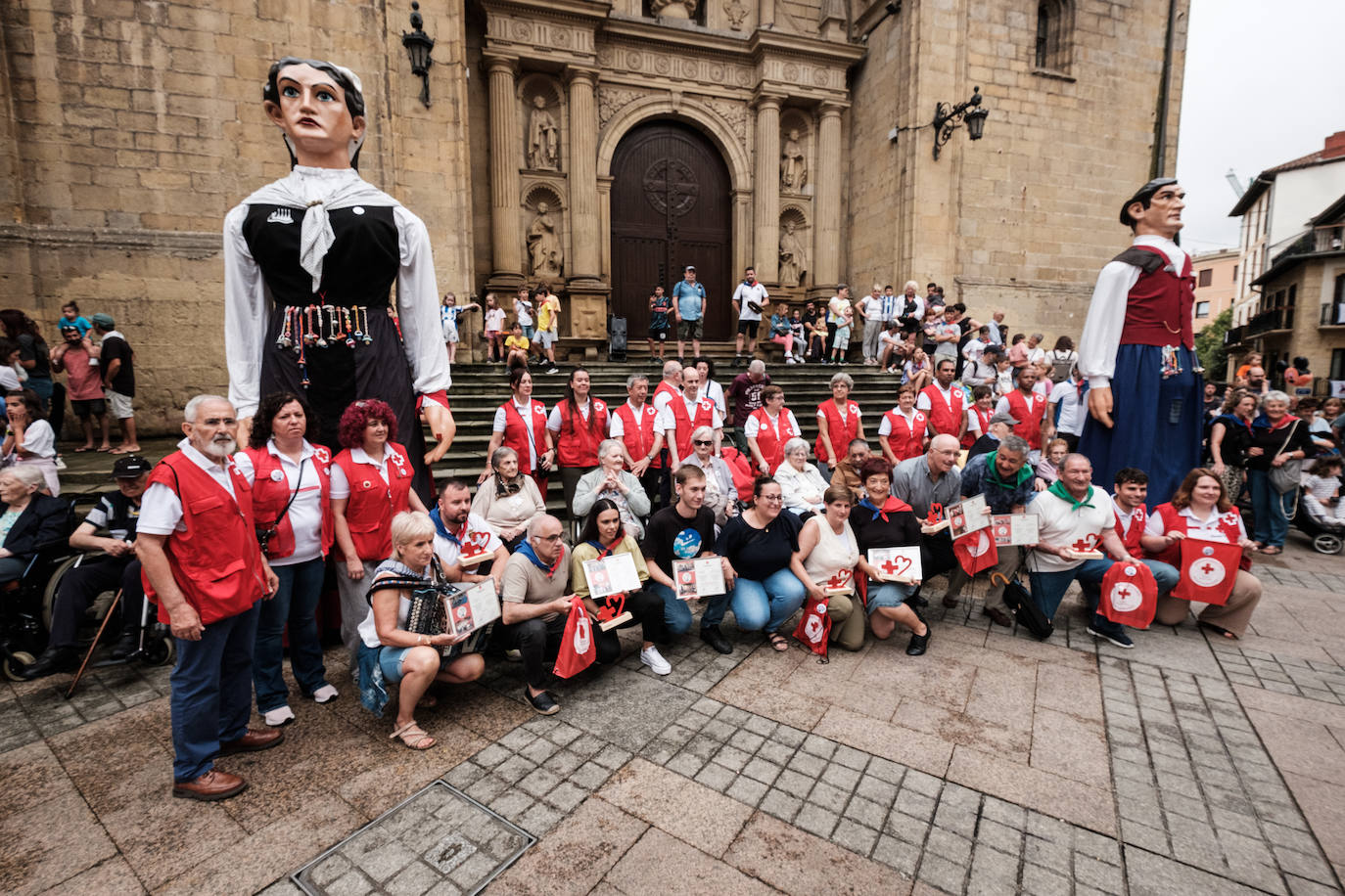 Pequeños y mayores disfrutan de las Madalenas de Errenteria