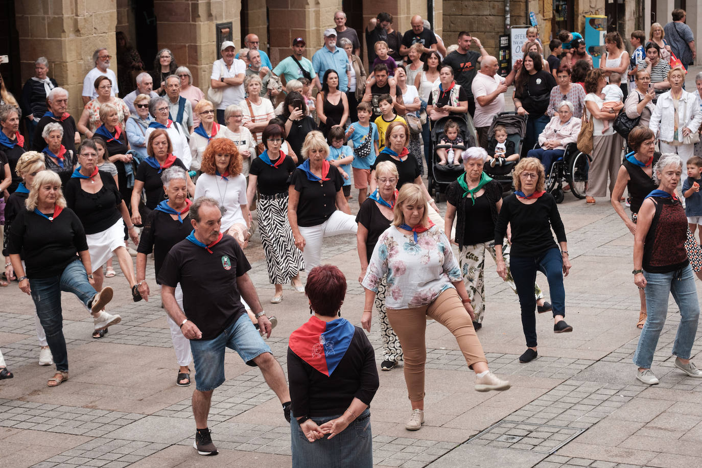 Pequeños y mayores disfrutan de las Madalenas de Errenteria