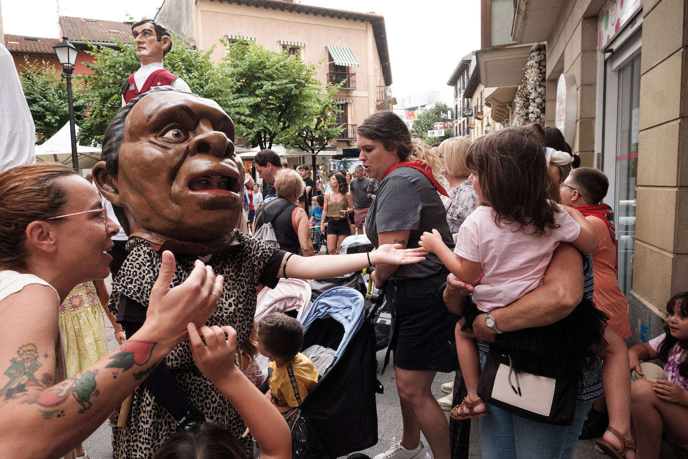 Pequeños y mayores disfrutan de las Madalenas de Errenteria