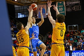 Mateo Díaz lanza a canasta en un partido ante el Oviedo.