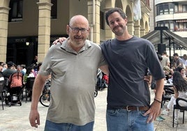 Txema Iriberri con su relevo al frente del Eire, Julen Izagirre, en la fiesta del sábado.