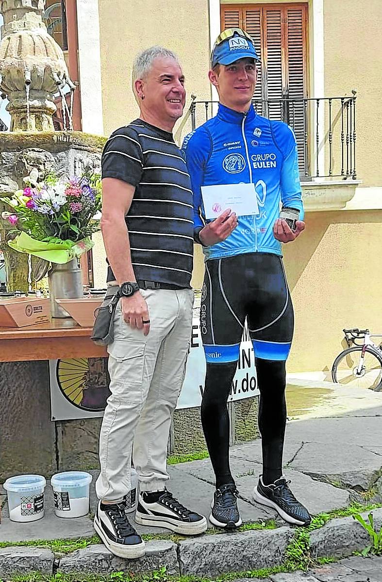 Eñaut Otegi, en el podio de Gatzaga tras los sprint especiales.