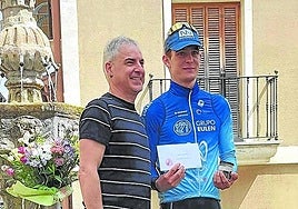 Eñaut Otegi, en el podio de Gatzaga tras los sprint especiales.