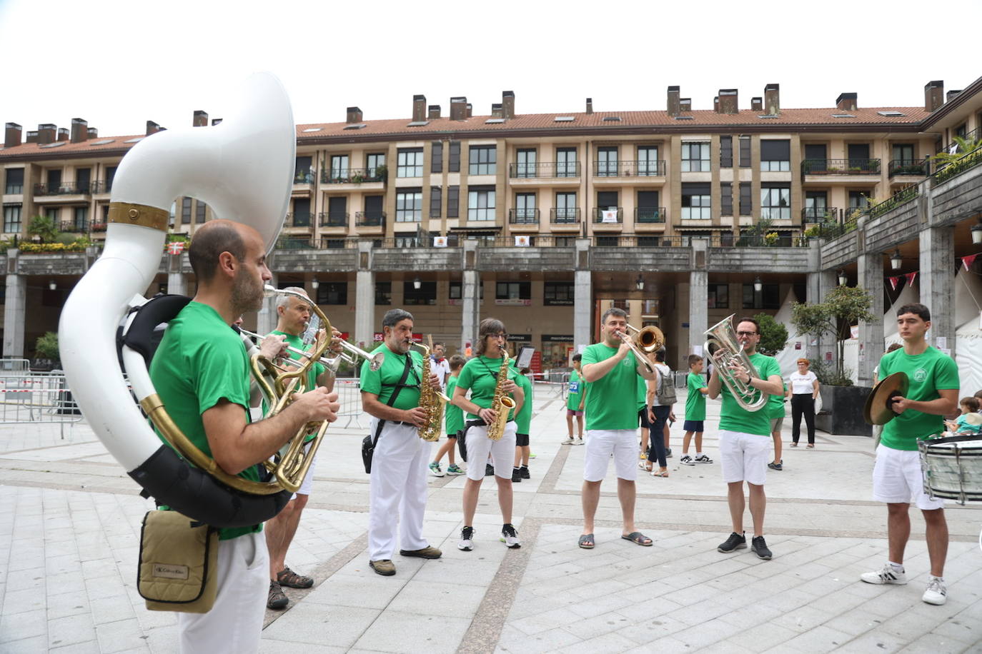 Pequeños y mayores disfrutan de las Madalenas de Errenteria