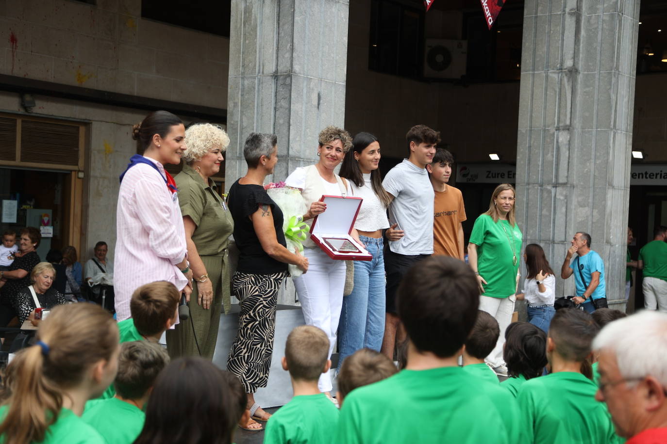 Pequeños y mayores disfrutan de las Madalenas de Errenteria
