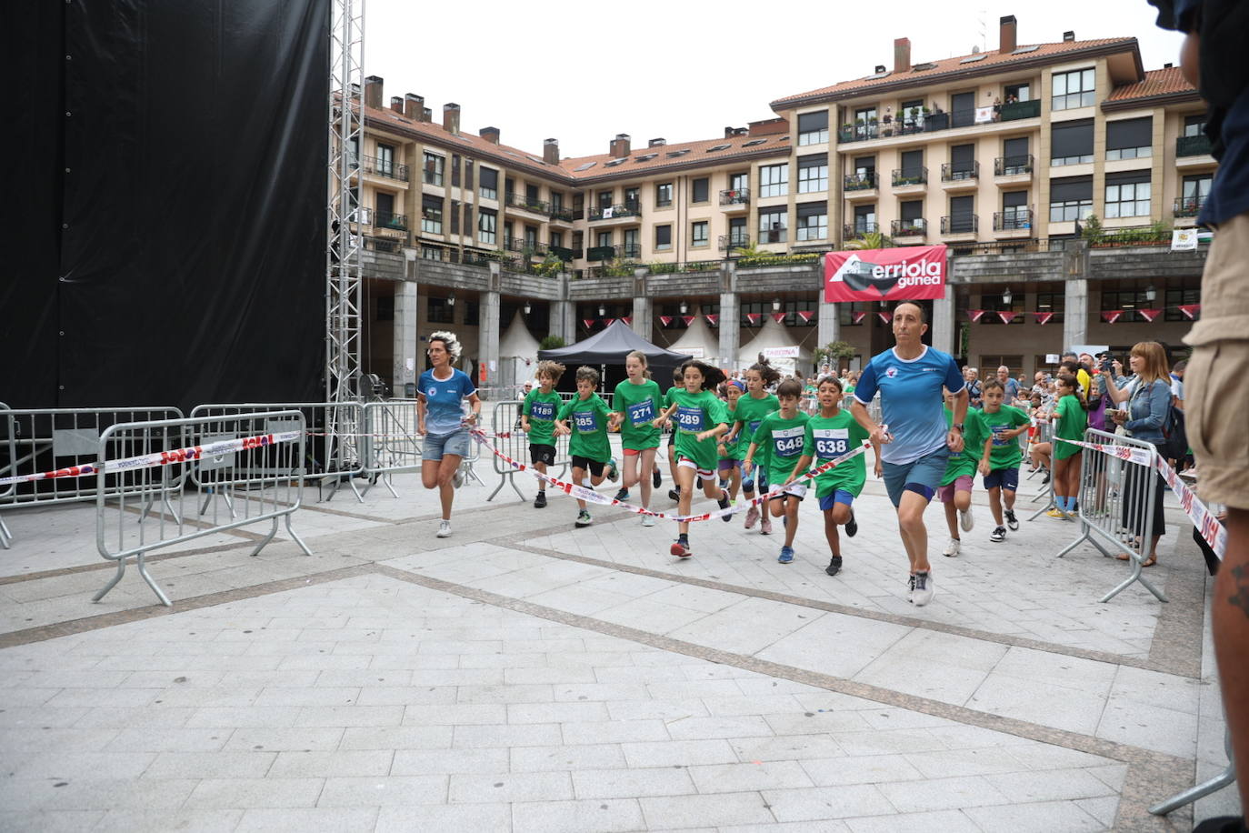 Pequeños y mayores disfrutan de las Madalenas de Errenteria