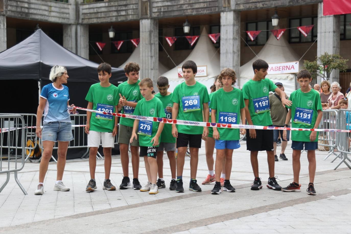 Pequeños y mayores disfrutan de las Madalenas de Errenteria