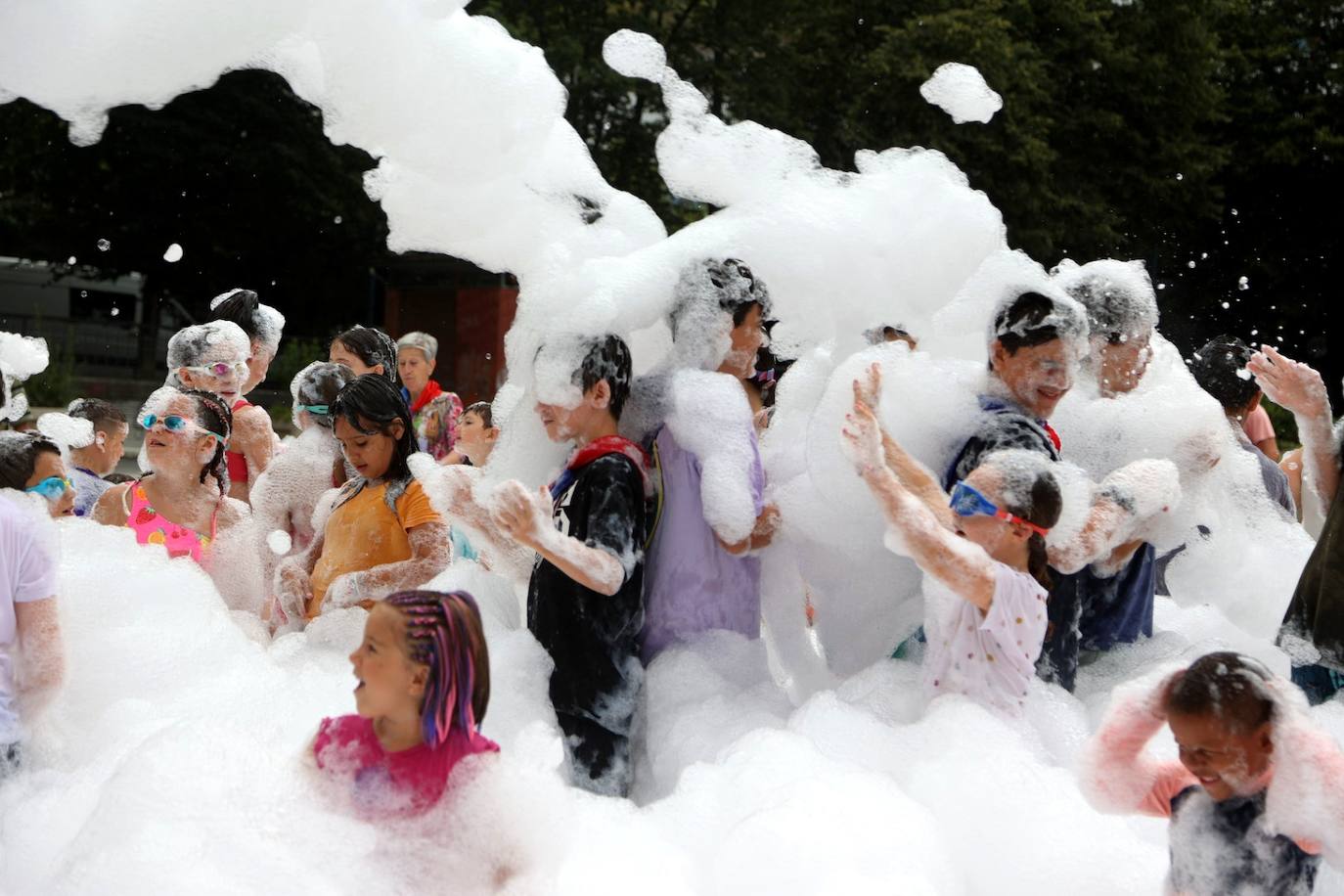 Pequeños y mayores disfrutan de las Madalenas de Errenteria