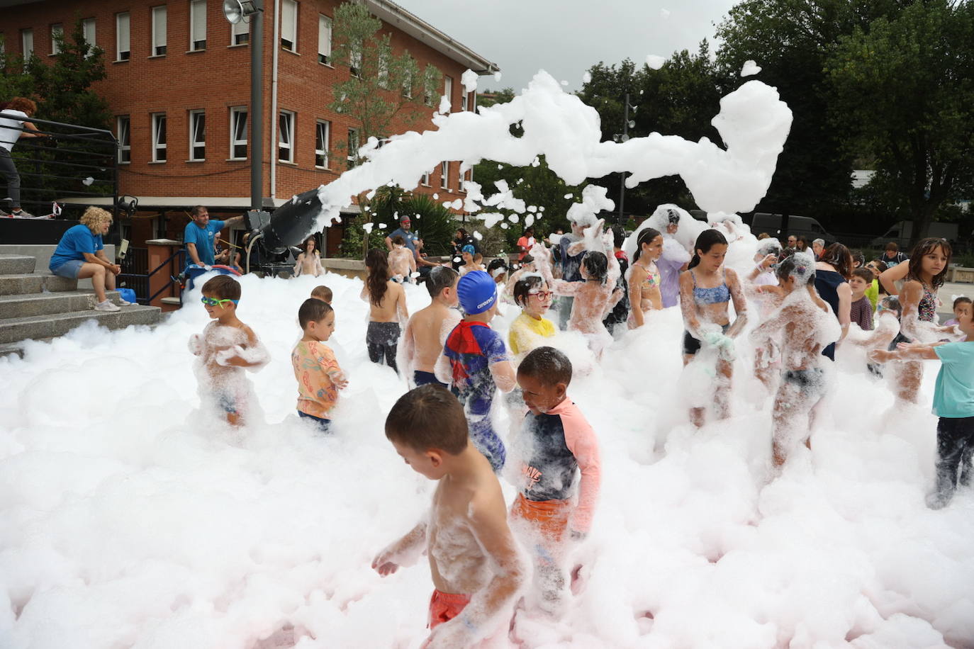 Pequeños y mayores disfrutan de las Madalenas de Errenteria