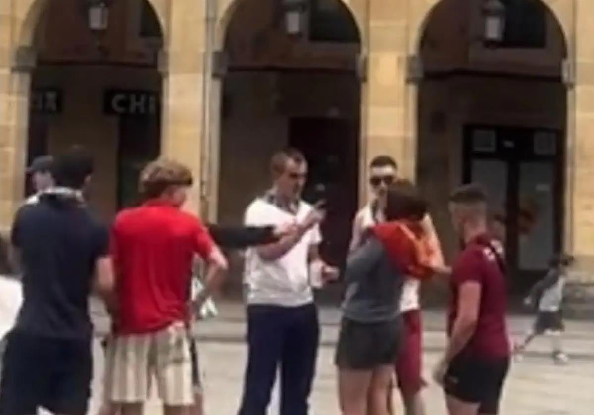 Donostia condena con la abstención de Bildu la agresión a una joven que portaba una bandera española en la Eurocopa