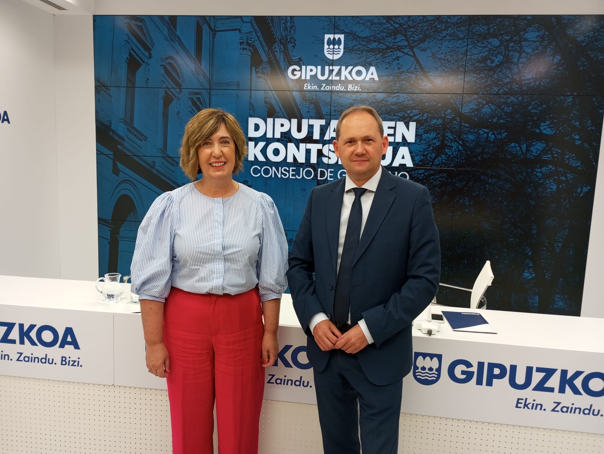 La portavoz foral Irune Berasaluze junto al diputado de Hacienda Jokin Perona.