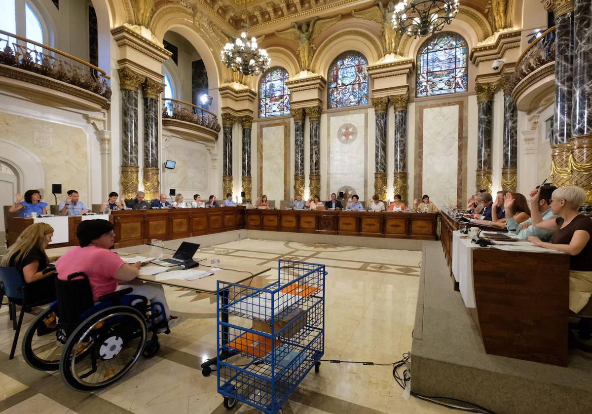 La corporación municipal vota uno de los puntos tratados en el Pleno celebrado en el Ayuntamiento.