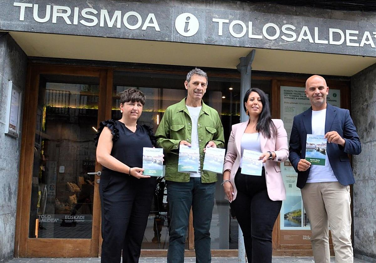 Alaitz Labaien, Andu Martínez de Rituerto, Azahara Domínguez e Iñigo García, tras la presentación de la nueva guía turística.