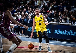 Mokran, disputando un partido de Champions con el Opava.