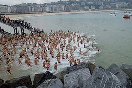 Ur irekietan emakumeentzako igeriketa-saioak Kontxako Badiako Zeharkaldia prestatzeko