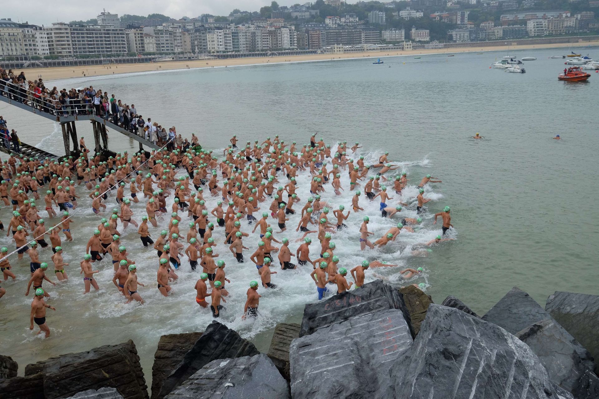 Ur irekietan emakumeentzako igeriketa-saioak Kontxako Badiako Zeharkaldia prestatzeko