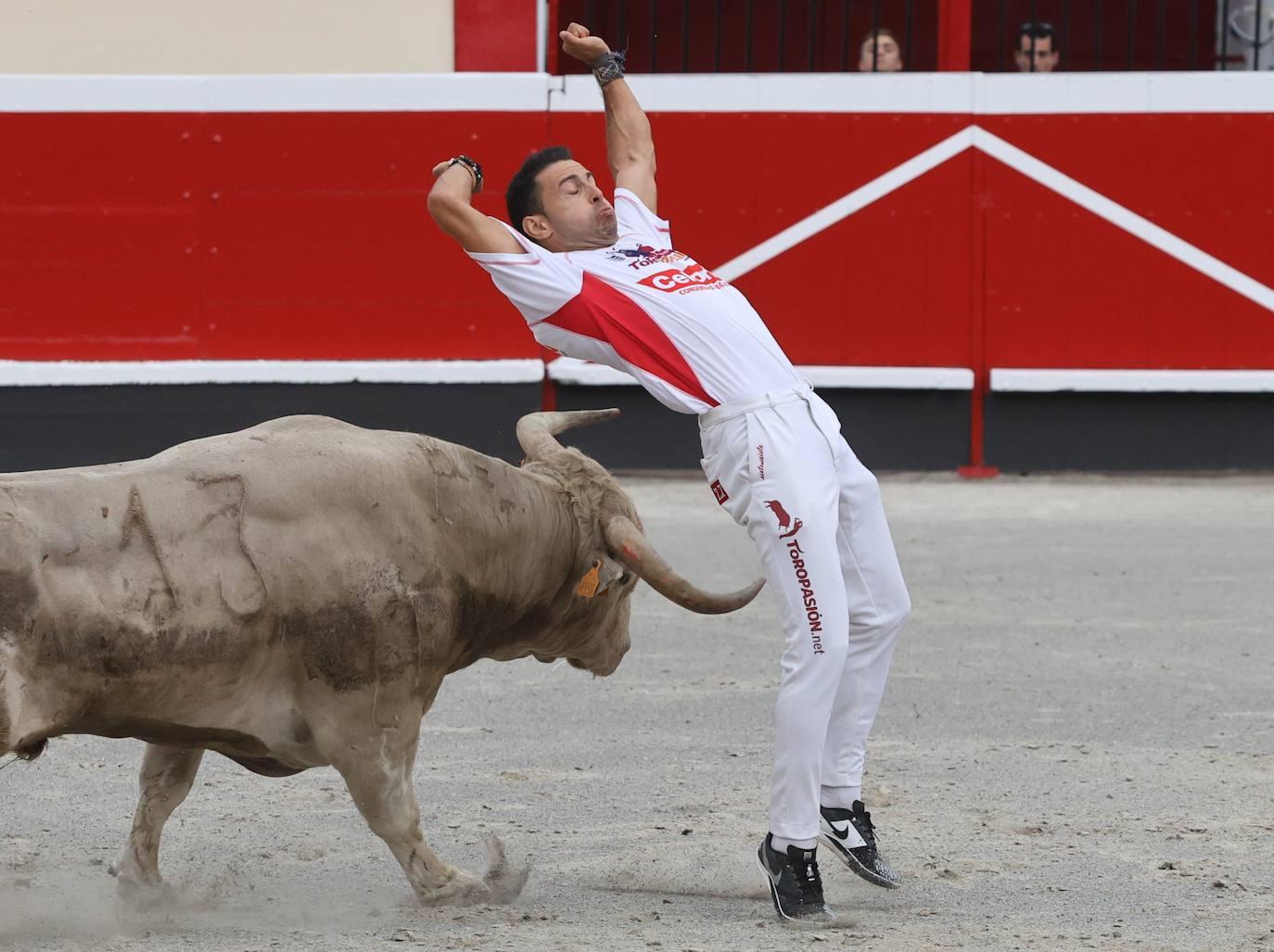 La plaza vibra con los recortadores en Azpeitia