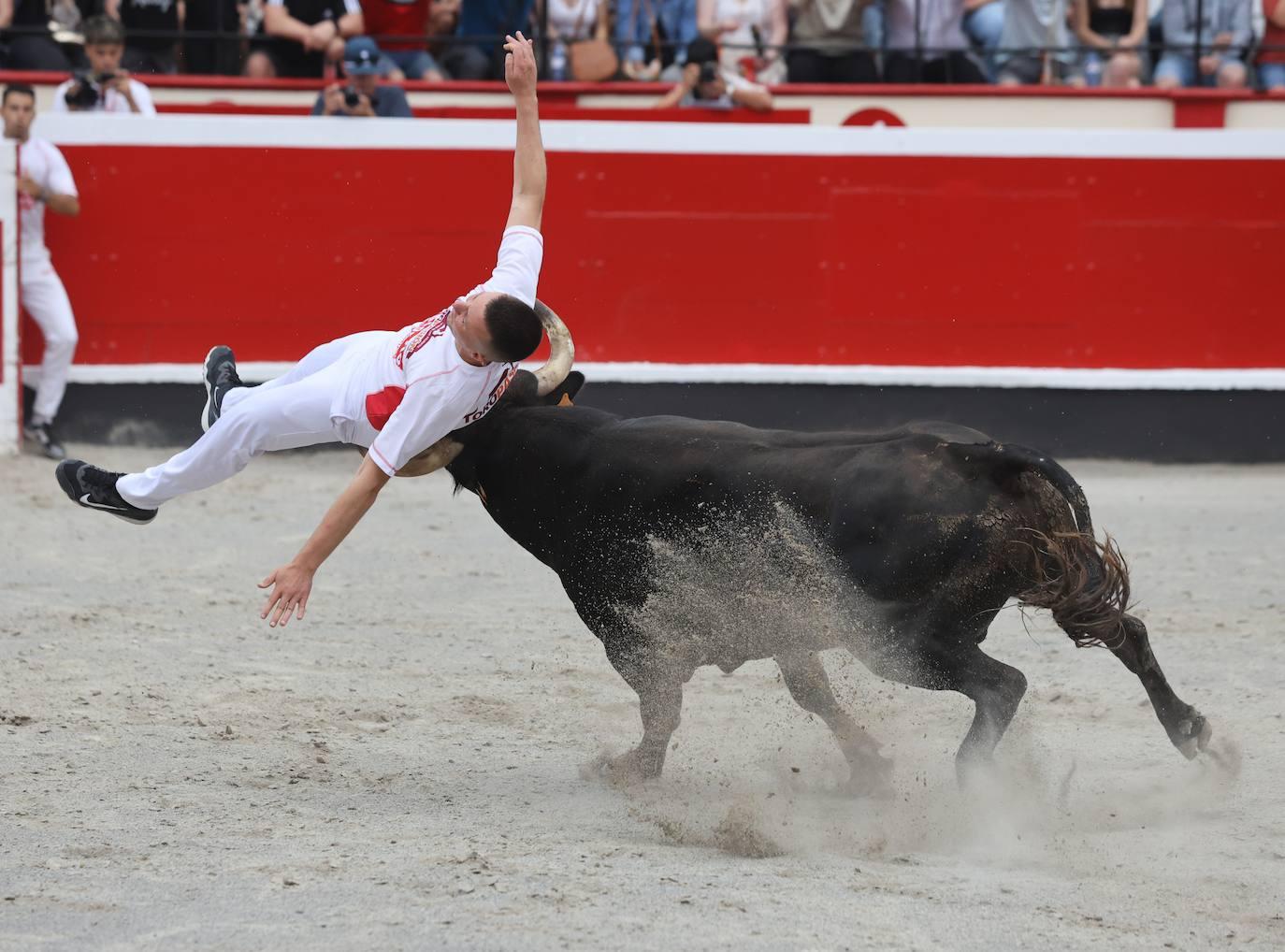 La plaza vibra con los recortadores en Azpeitia