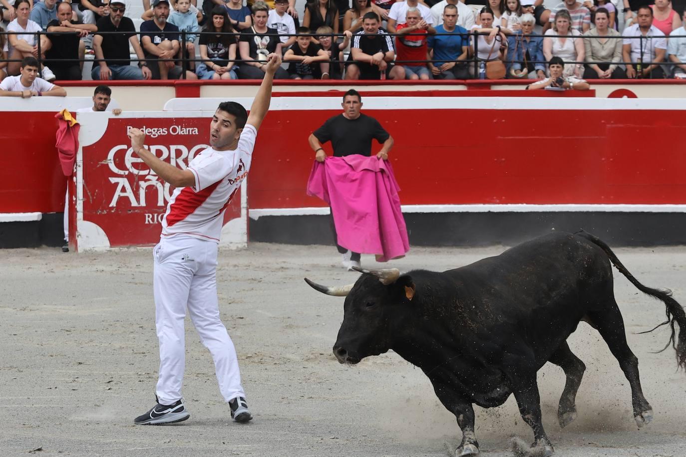 La plaza vibra con los recortadores en Azpeitia