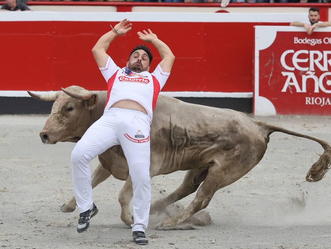 La plaza vibra con los recortadores en Azpeitia