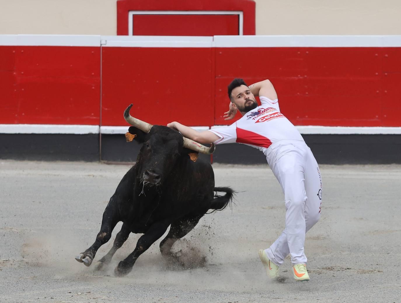 La plaza vibra con los recortadores en Azpeitia