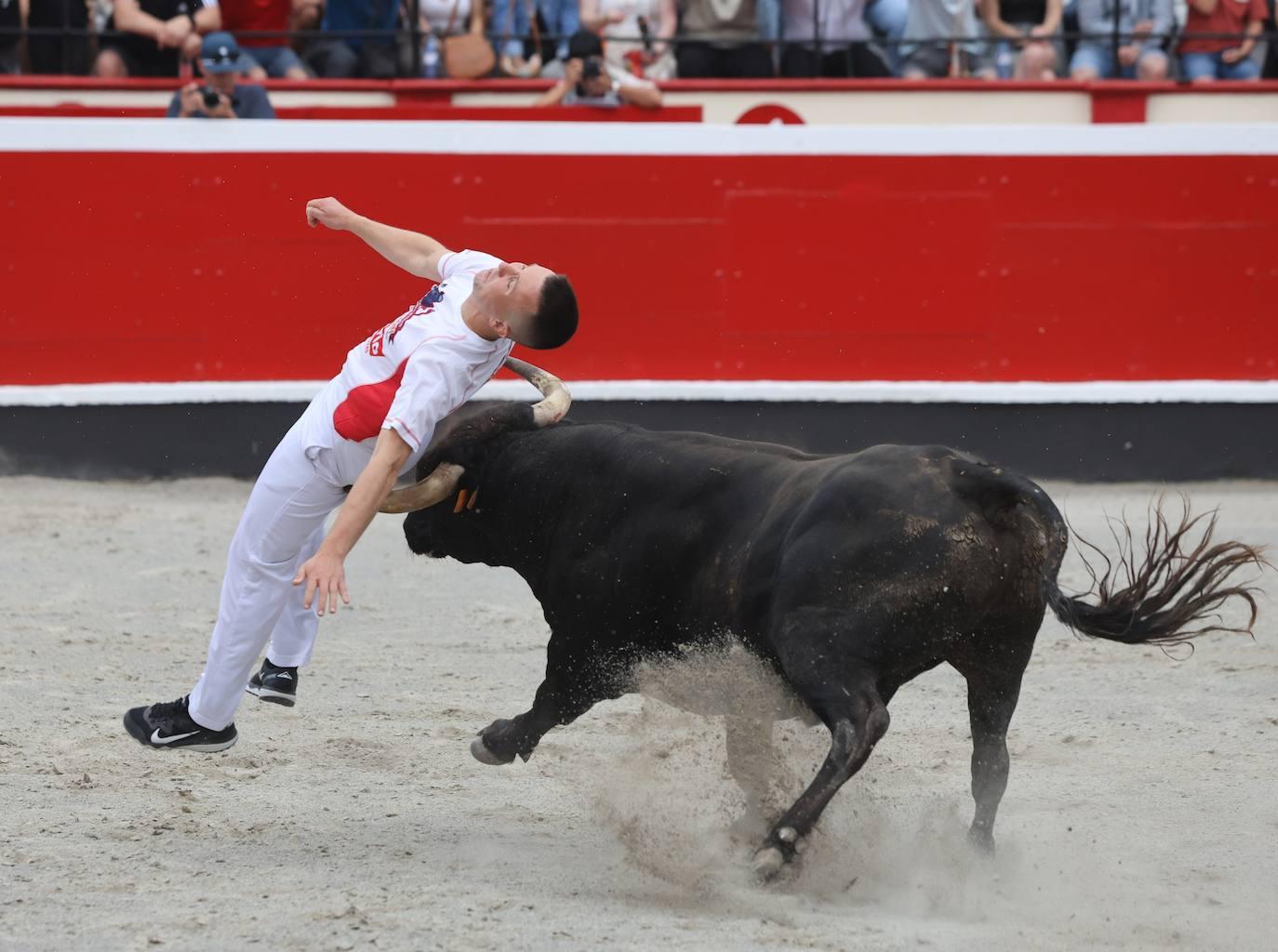 La plaza vibra con los recortadores en Azpeitia