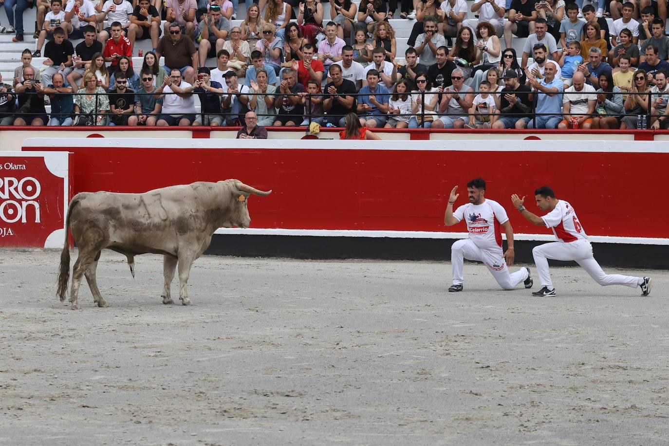 La plaza vibra con los recortadores en Azpeitia