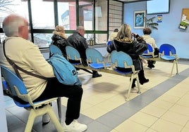 Varios pacientes aguardan en la sala de espera de un ambulatorio.