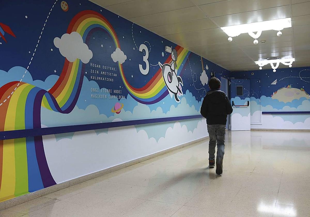 Un niño camina por el área de Pediatría del Hospital Donostia.
