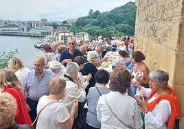 Los jubilados sirvieron el hamaiketako a la salida del templo.