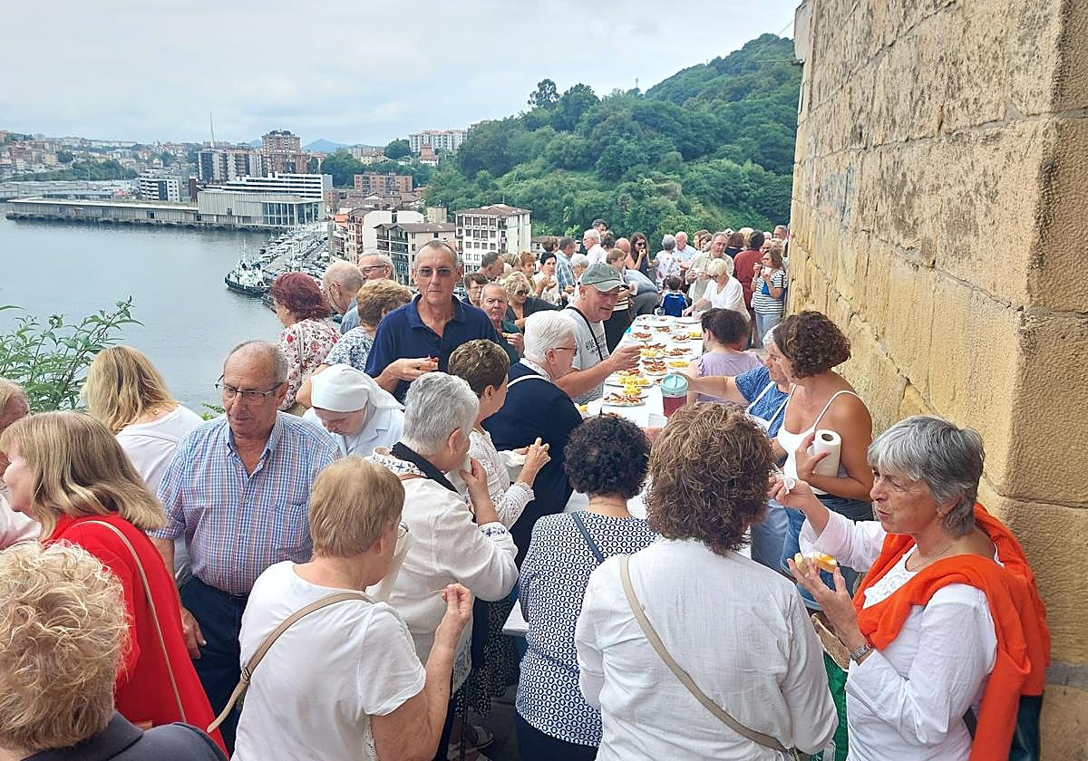 Los jubilados sirvieron el hamaiketako a la salida del templo.